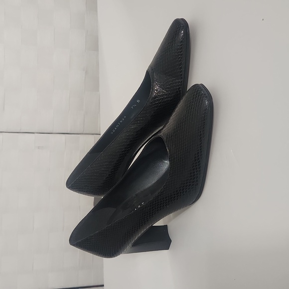 Stuart Weitzman - Black Leather Snake Print Pumps - Size 7.5 B - Picture 2 of 15
